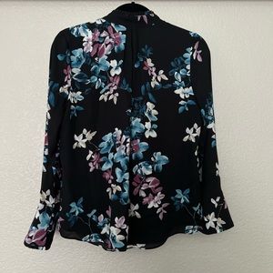 White House Black Market V Neck with tie, size 8P